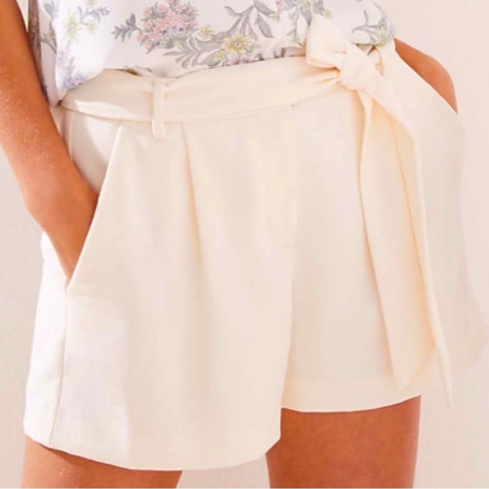 16 Ann Taylor Loft Crepe White Shorts with Tie